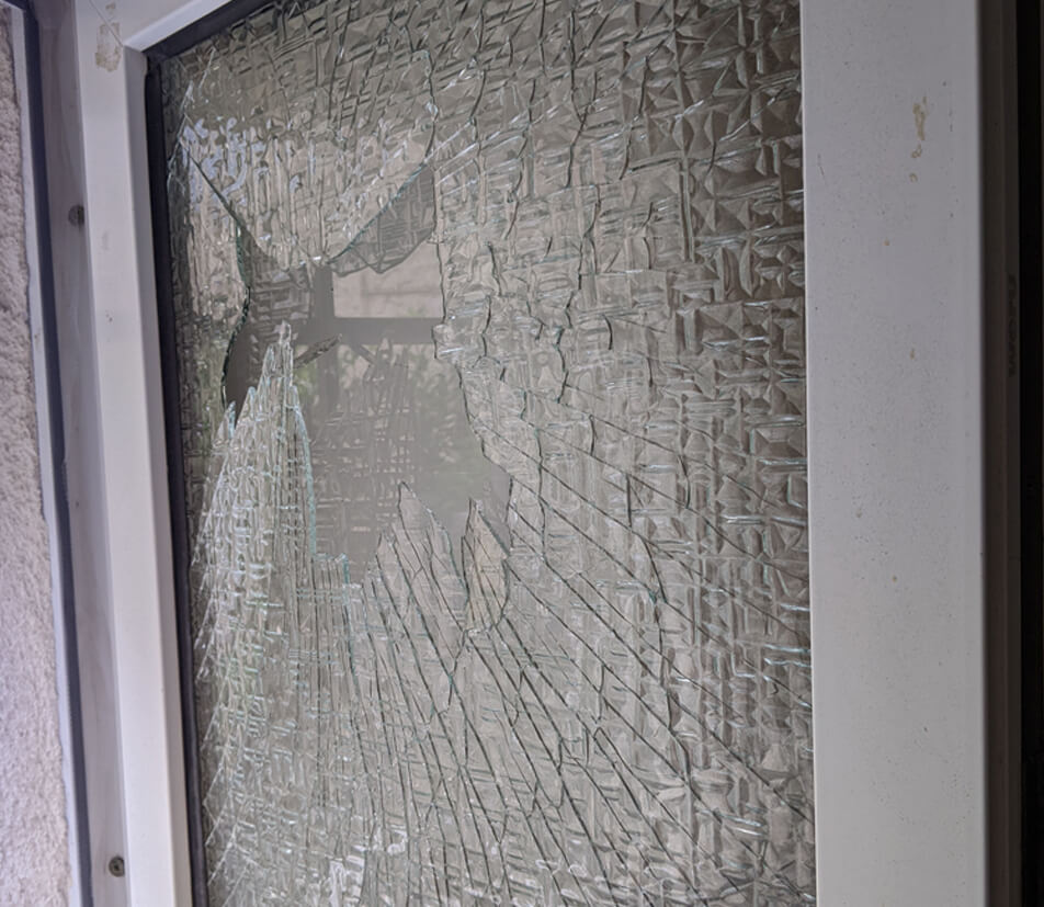 Das Fenster muss beim Kunden repariert werden.