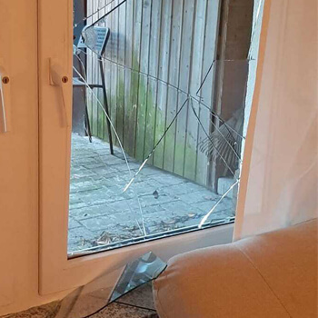 Beschädigte Fenster nach Einbruch